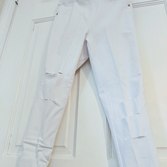 SALE🎆White Ripped Jeans - Picture 4 of 5